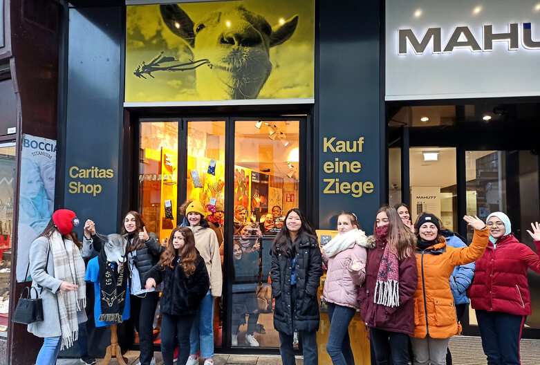 Gruppenfoto vor dem Caritas-Shop (BRG4 [CC BY-SA 4.0])
