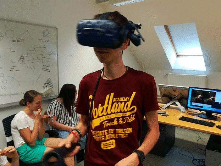Schüler orientiert sich im virtuellen Raum