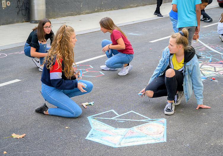 Die Grafikerin Sylvia Kostenzer entwickelt in einem Workshop mit einer Klasse des BRG 4 in der Waltergasse ein Konzept im Zuge ihres Projektes REMAKE Wohnstraße. Wien, 26.09.2019