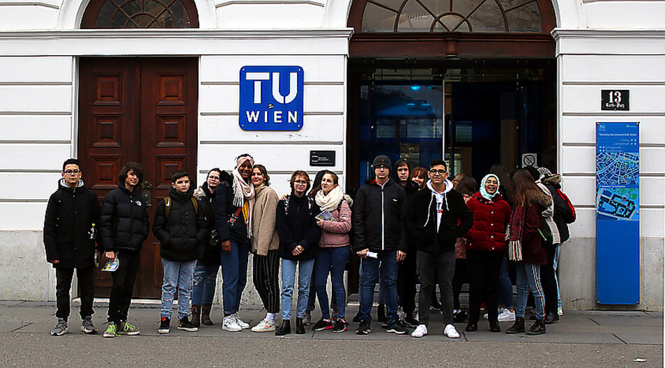 Gruppenbild vor TU Hauptgebäude am Karlsplatz