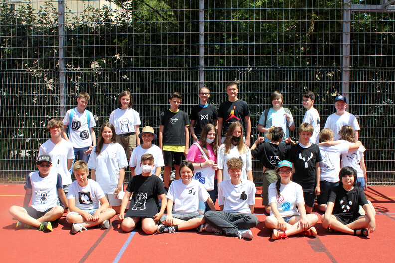 Gruppenfoto mit allen Unikaten am Sportplatz