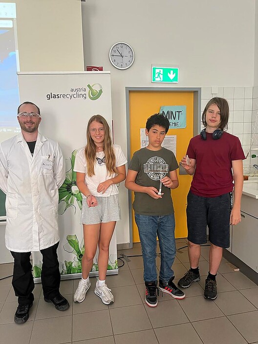 Vorschaubild Bericht „Chemie on tour – Glasrecycling“