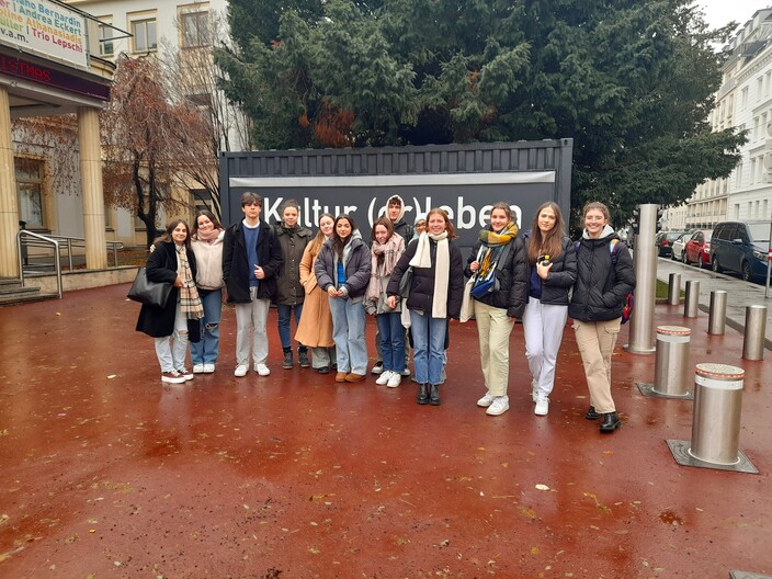 Schülergruppe vor dem Akademietheater