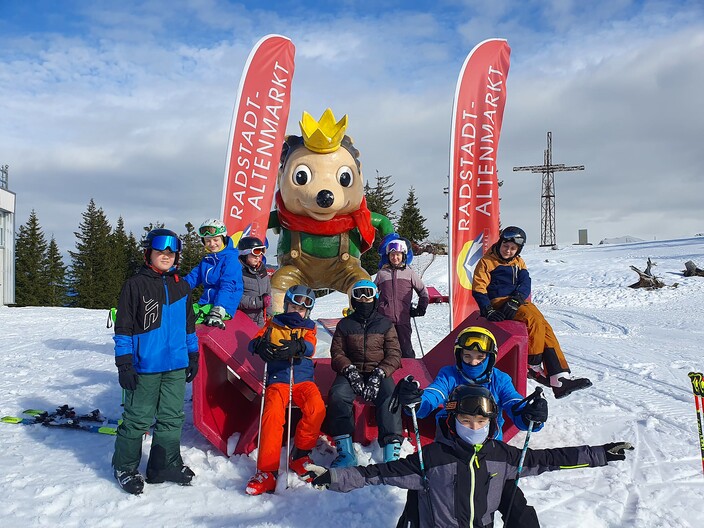 Skikurs der 2. Klassen (Schuljahr 2023/24) - Gruppenfoto am Berg