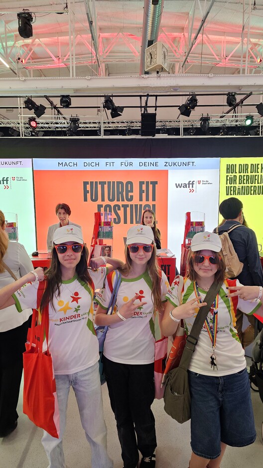 Vorschaubild Bericht „Female First Messe - Mädchen nehmen ihre berufliche Zukunft ins Visier!“