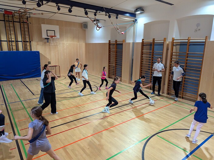 Vorschaubild Bericht „Die Mädchen der 2a und 2b werden zu „Fuß-Ballerinas“!“ Vorschaubild Bericht „Die Mädchen der 2a und 2b werden zu „Fuß-Ballerinas“!“