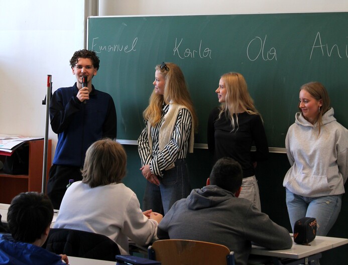 Job Talks - Absolvent stellt Wege nach der Schule vor der Klasse vor