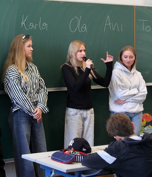 Job Talks - Absolventin stellt Wege nach der Schule vor der Klasse vor