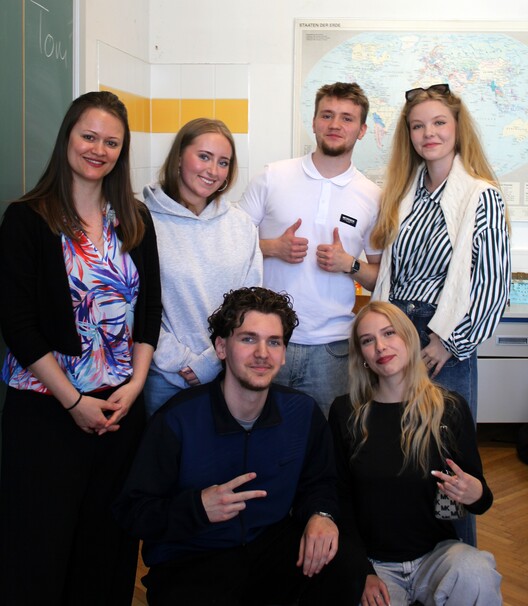 Gruppenbild der Absolventinnen mit Prof. Zeiner