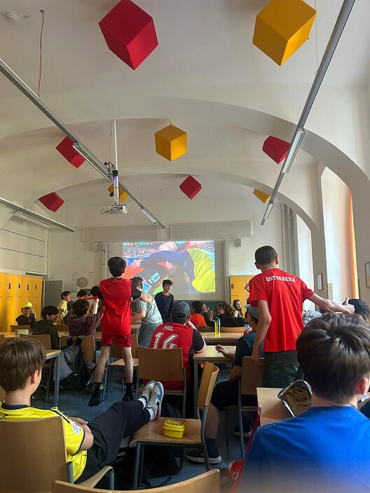Vorschaubild Bericht „Gemeinsames Fußballschauen: Österreich gewinnt – und die Schulgemeinschaft auch“
