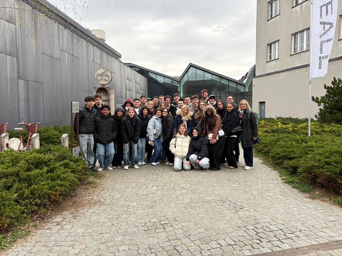Gruppenfoto bei der Schindler-Fabrik Gruppenfoto bei der Schindler-Fabrik
